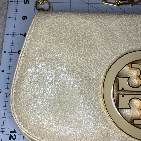 NWOT Tory Burch Beige Shoulder Bag with Gold Chain - Picture 3 of 12